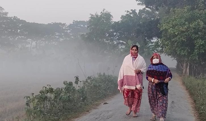 পটুয়াখালীতে গুঁড়ি গুঁড়ি বৃষ্টির মতো ঝড়ছে কুয়াশা