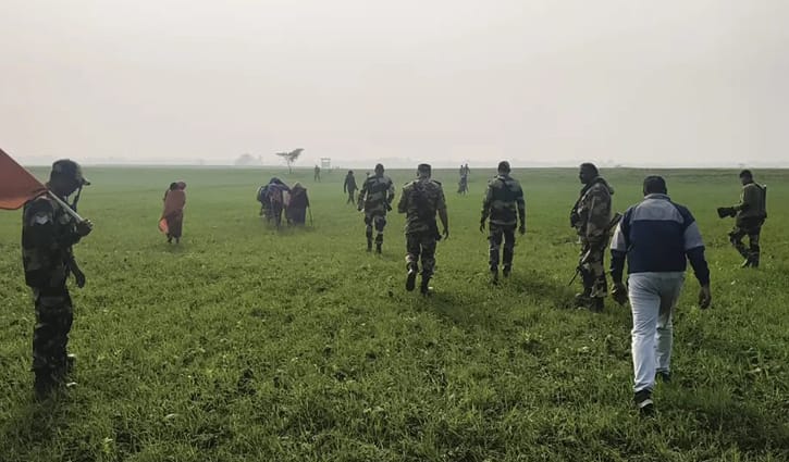 ১৪ জনকে বাংলাদেশে ঠেলে পাঠানোর চেষ্টা, পতাকা বৈঠকের পর ফেরত
