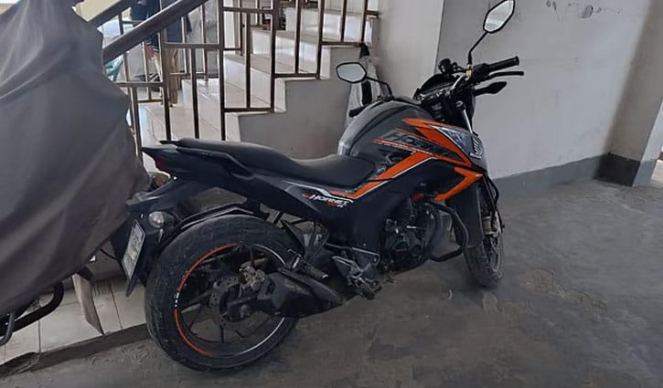 ঘটনায় ব্যবহৃত মোটরসাইকেল, হেলমেট ও ভুয়া নম্বর প্লেট উদ্ধার