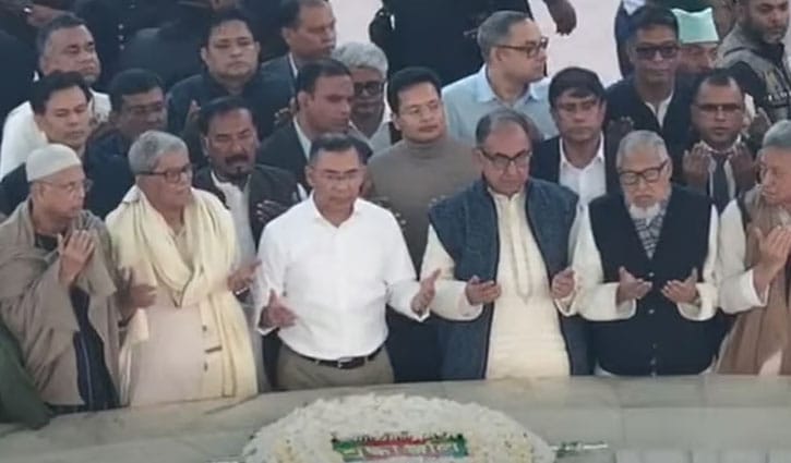 বাবার কবর জিয়ারত করলেন তারেক রহমান