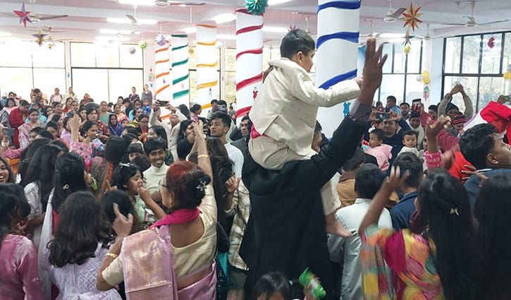 সারা দেশে ভালোবাসা ও মানবিকতার বার্তায় বড়দিন