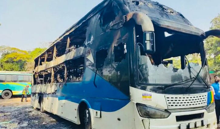 কক্সবাজারে দাঁড়িয়ে থাকা বাসে আগুন