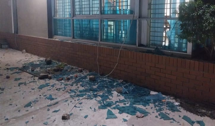 সড়কে ২ যুবকের মৃত্যুর জেরে পুলিশ ফাঁড়ি ও বক্স ভাঙচুর