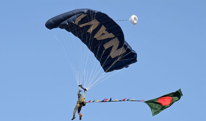 ১২ হাজার ফুট উচ্চতা থেকে নৌসদস্যদের প্যারা জাম্প 