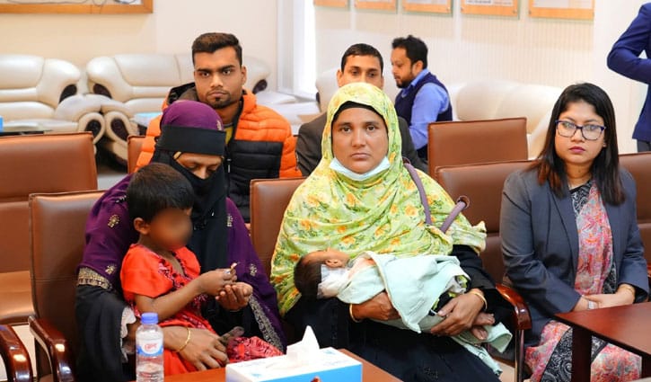 সড়কের পাশ থেকে উদ্ধার দুই শিশুর দায়িত্ব নিলেন জেলা প্রশাসক