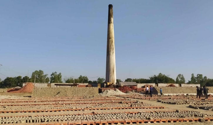 পঞ্চগড়ে ২ ইটভাটার চিমনি ভেঙে দিল প্রশাসন