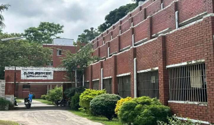 চবিতে হল ছাড়ার নোটিশ ঘিরে বিতর্ক