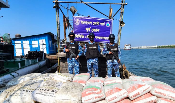 মিয়ানমারে পাচারকালে সিমেন্ট ও ইউরিয়া সারসহ বোট জব্দ