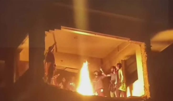 ৩২ নম্বরে আগুন, আনা হয়েছে বুলডোজার