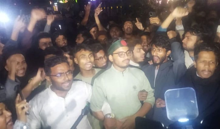 উত্তাল ঢাবি, শাহবাগে জুলাই মঞ্চের কর্মীদের অবস্থান