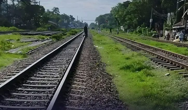 হেডফোন কানে রেললাইনে, ট্রেনে কাটা পড়ে প্রাণ গেল যুবকের