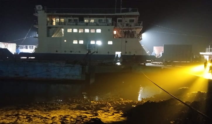পাটুরিয়া-দৌলতদিয়া, আরিচা-কাজিরহাট রুট বন্ধ, মাঝ নদীতে চার ফেরি