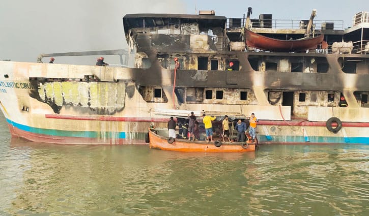 সেন্ট মার্টিনগামী জাহাজে আগুন: সাত সদস্যের তদন্ত কমিটি গঠন