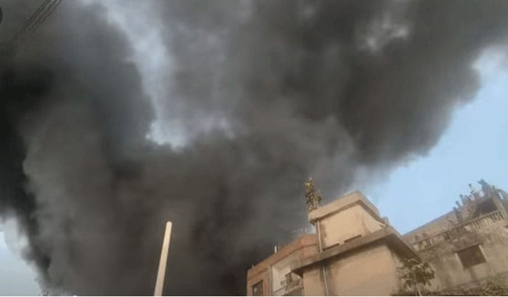 রাজধানীতে প্লাস্টিকের গোডাউনের আগুন নিয়ন্ত্রণে