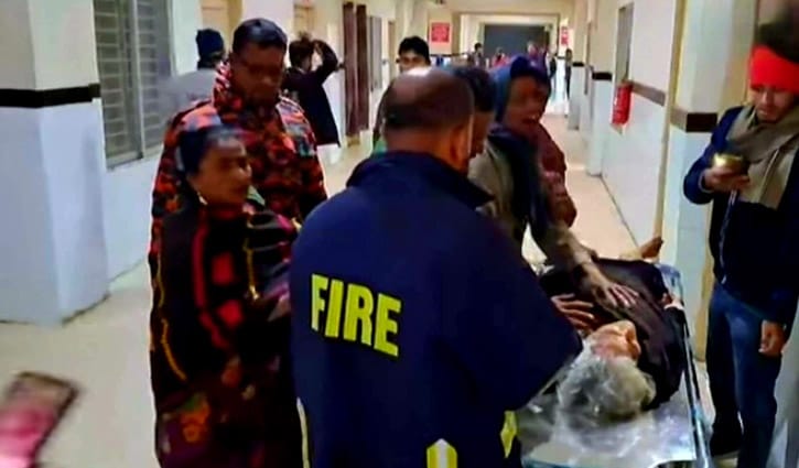 আলতা বেগমের বিয়ে বাড়ির আনন্দ শেষ হলো সড়কে