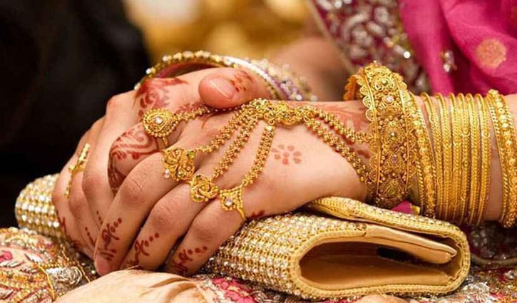 স্বর্ণের দাম কমছে 