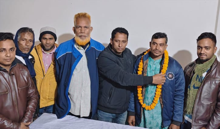 যুবলীগ থেকে পদত্যাগ করামাত্র গলায় যুবদলের ফুলের মালা