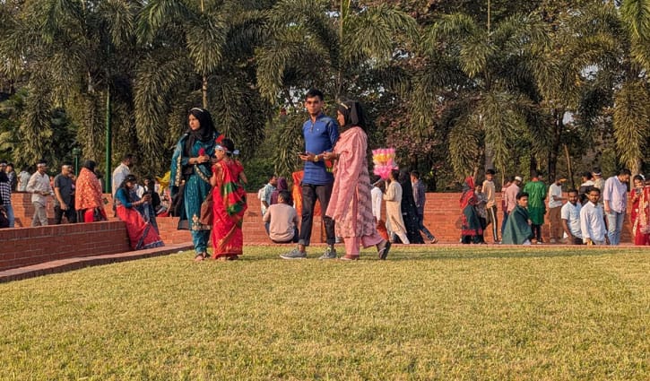 স্মৃতিসৌধের গণকবরের ওপর টিকটক, ফটোসেশনের হিড়িক