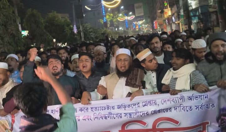 হাদির মৃত্যুতে রাতের বাংলাদেশ উঠল গর্জে