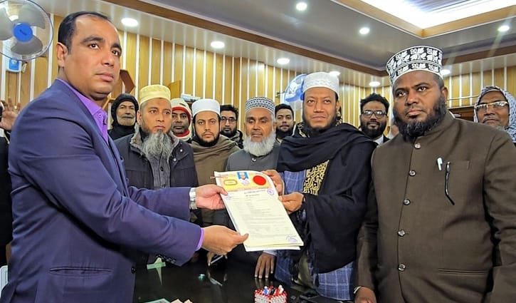 মনোনয়নপত্র জমা দিলেন মুফতি আমির হামজা