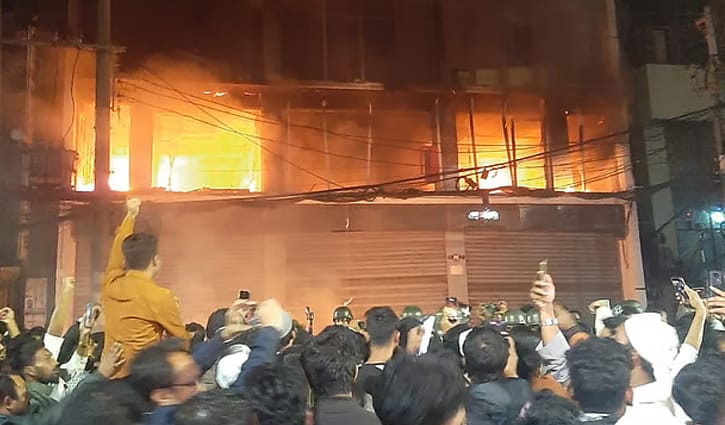 প্রথম আলো কার্যালয় পরিদর্শনে আইজিপি