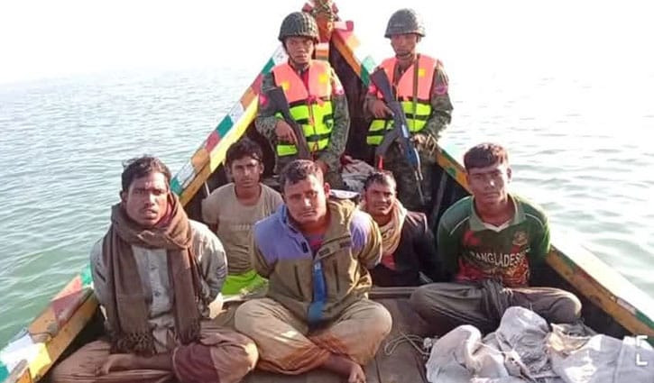 ৯ বাংলাদেশি জেলেকে ধরে নিয়ে গেছে আরাকান আর্মি ৯ বাংলাদেশি জেলেকে ধরে নিয়ে গেছে আরাকান আর্মি