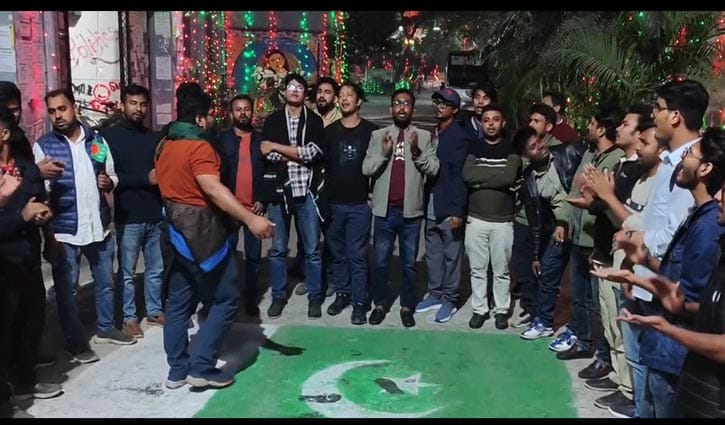 মেইন গেটে পাকিস্তানের পতাকা অঙ্কন, রাতভর উত্তাল জবি ক্যাম্পাস