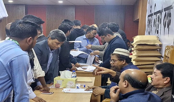 ২৬ কেন্দ্রের ফল: ৩৫১ ভোটে এগিয়ে শিবিরের ভিপি প্রার্থী