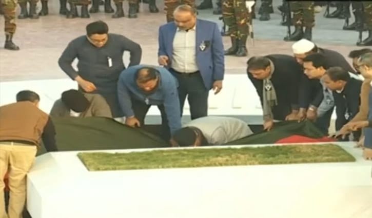 ‘অনিঃশেষ’ খালেদার শেষ বিদায়, রাষ্ট্রীয় মর্যাদায় স্বামীর পাশে অন্তিম শয়ান