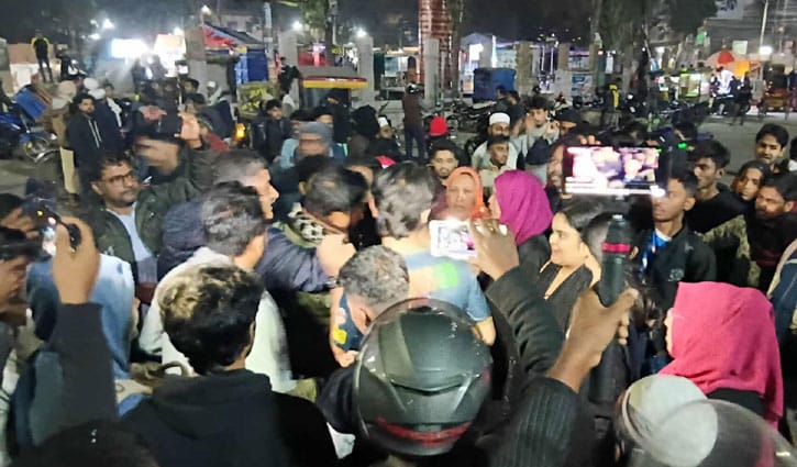 হাদির মৃত্যু: খুলনায় রাতে বিক্ষোভ হাদির মৃত্যু: খুলনায় রাতে বিক্ষোভ