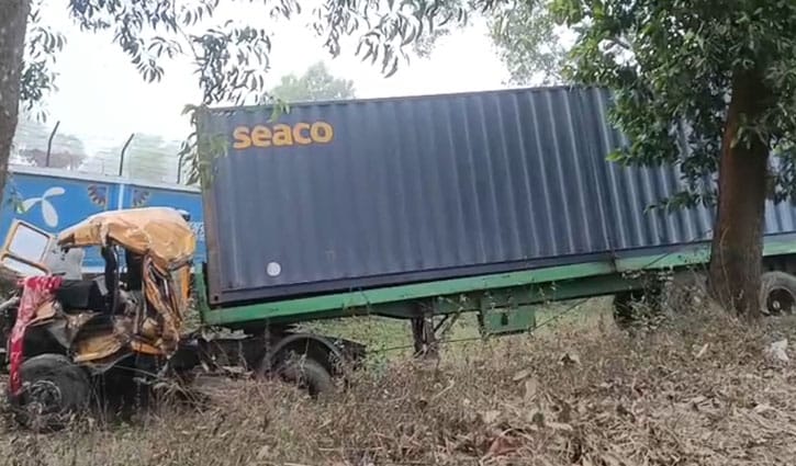 দাঁড়িয়ে থাকা লরিতে আরেক লরির ধাক্কা, নিহত ২