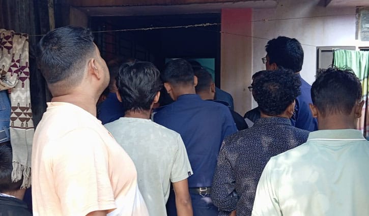 হত্যার পর মায়ের লাশের পাশে বসে কাঁদছিলেন ছেলে