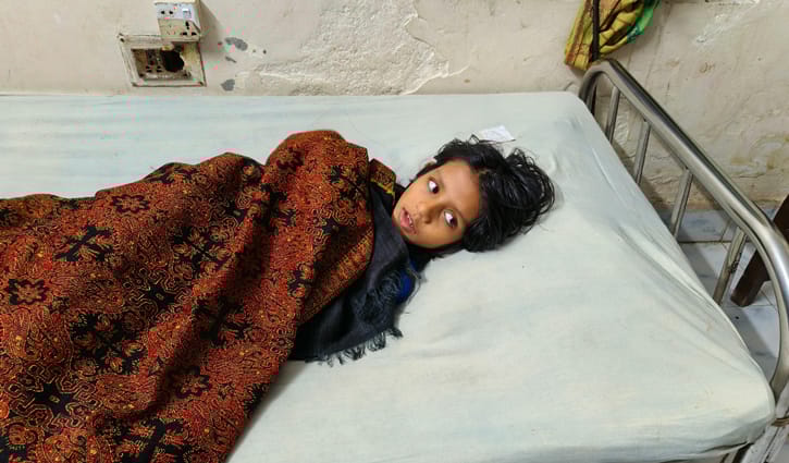 পড়া না পারায় শিশুর নাক ফাটালেন শিক্ষক 