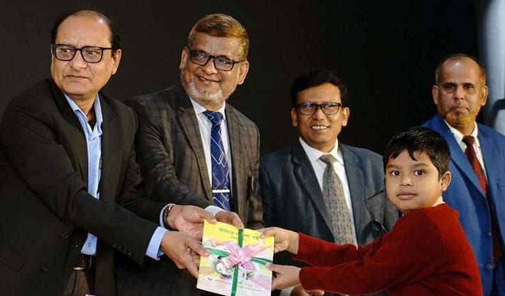 ‘বছরের শুরুতেই শিক্ষার্থীদের মাঝে শতভাগ পাঠ্যবই বিতরণ হ‌য়ে‌ছে’