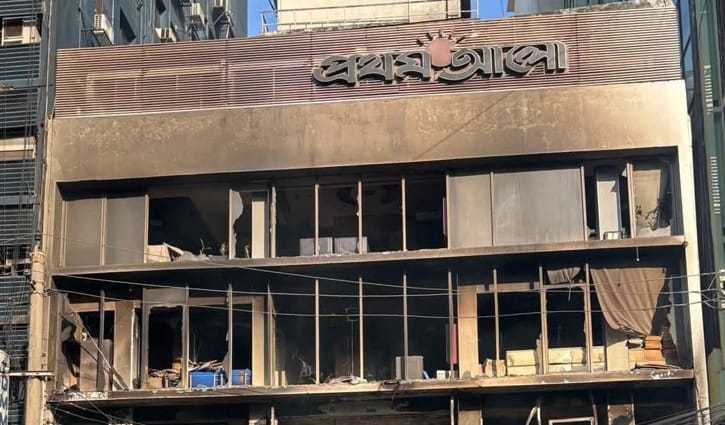 ধ্বংসস্তূপে পরিণত হয়েছে প্রথম আলো ও ডেইলি স্টার কার্যালয়