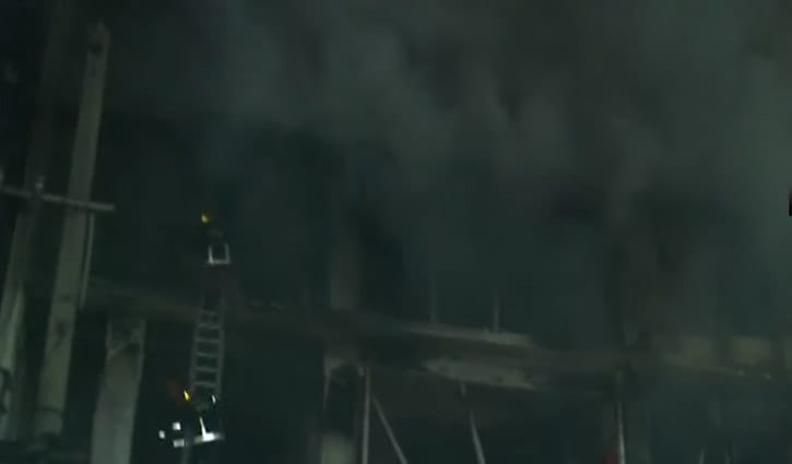 প্রথম আলো অফিসের আগুন নিয়ন্ত্রণে, তবে কালো ধোঁয়ার কুণ্ডলী উড়ছে