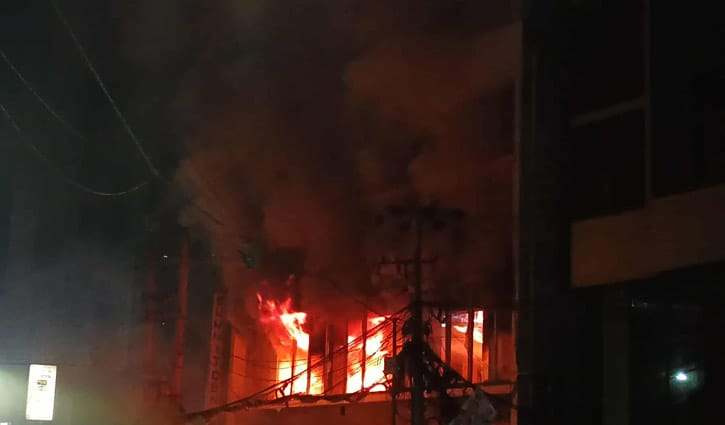 প্রথম আলো ও ডেইলি স্টারে ভাঙচুর-আগুন প্রথম আলো ও ডেইলি স্টারে ভাঙচুর-আগুন