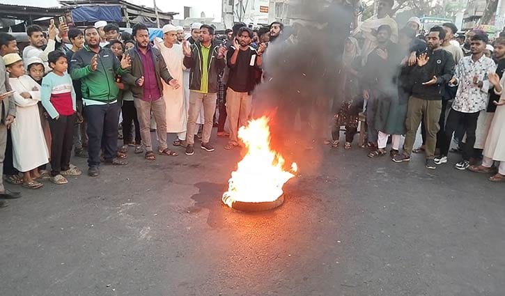 ওসমান হাদি গুলিবিদ্ধ: ঝালকাঠিতে সড়ক অবরোধ