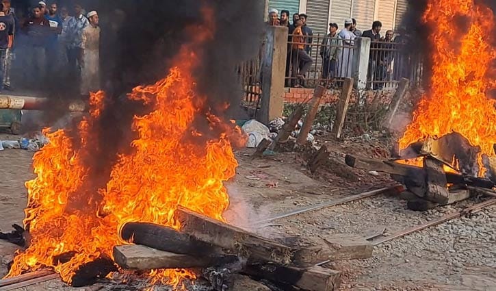 মনোনয়ন পরিবর্তনের দাবিতে গফরগাঁওয়ে রেলপথে আগুন, ট্রেন চলাচল বন্ধ