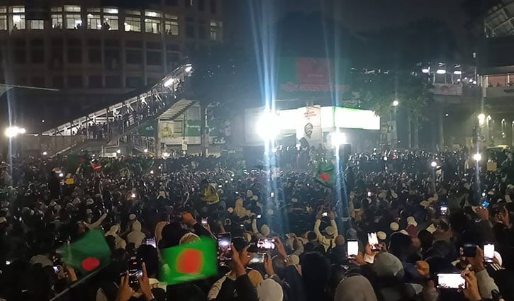 হাদি হত্যার বিচার দাবিতে গান, কবিতা, স্লোগানে উত্তাল শাহবাগ 