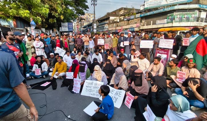 শহীদ ওসমান হাদি হত্যার বিচারের দাবিতে সিলেটে অবরোধ