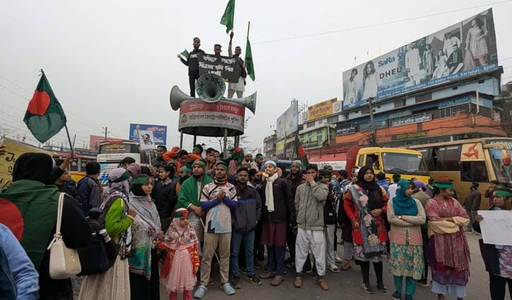 হাদি হত্যার বিচার দাবিতে ঢাকা-বরিশাল মহাসড়ক অবরোধ