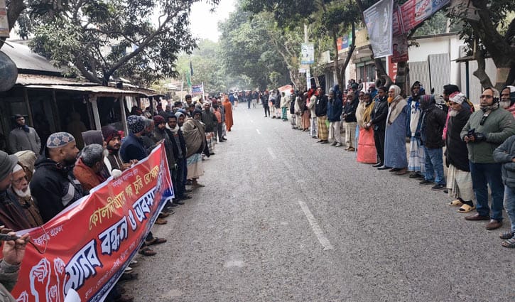 পাবনায় গরু চুরির প্রতিবাদে রাস্তা অবরোধ করে এলাকাবাসীর বিক্ষোভ