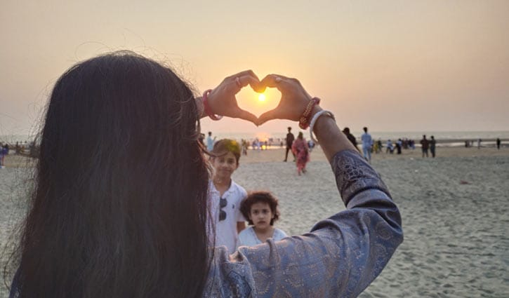 শেষ বিকেলে মুখরিত সৈকত, ডুবল ২০২৫ সালের সূর্য