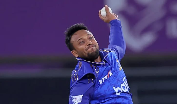 বল হাতে আলো ছড়ালেন সাকিব