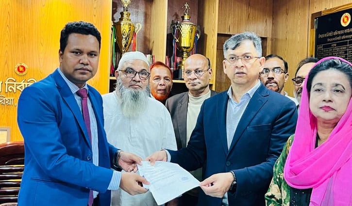 মনোনয়নপত্র জমা দিলেন সালাহউদ্দিন আহমদ