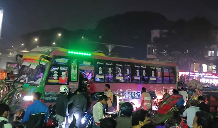 ২২ ঘণ্টা অবরোধের পর শাহবাগে ঘুরল গাড়ির চাকা