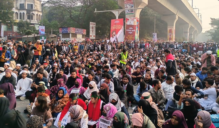 হাদি হত্যার বিচার দাবিতে শাহবাগ মোড় অবরোধ 