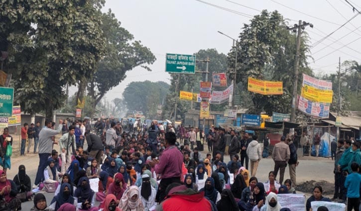 ৮ দাবি আদায়ে রংপুরে কৃষি ডিপ্লোমা শিক্ষার্থীদের আন্দোলন