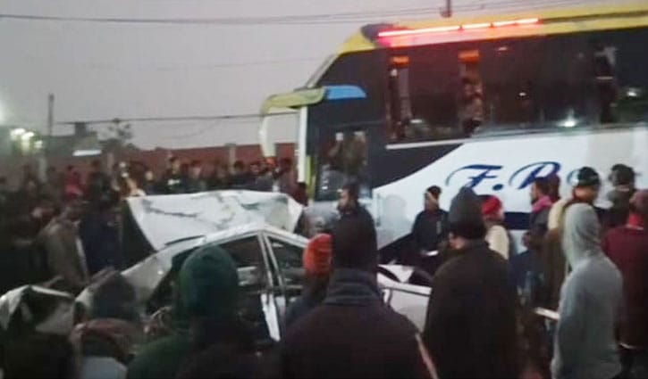 দাঁড়িয়ে থাকা প্রাইভেটকারে ট্রাকের ধাক্কা, মা-মেয়ে নিহত